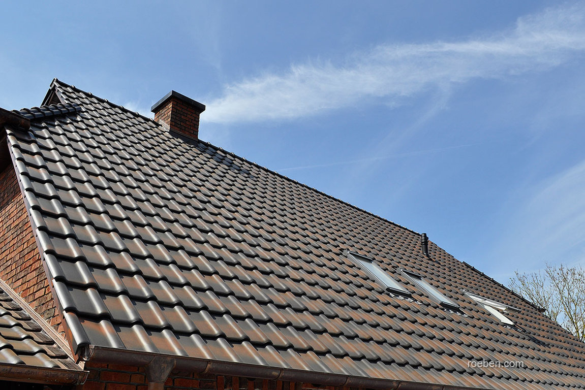 Realizácia strechy a strešných okien. Strecha s keramickou strešnou krytinou Röben piemont