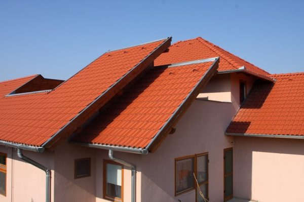 Strecha s betónovou strešnou krytinou Terran Danubia INOVA Tehlovočervená