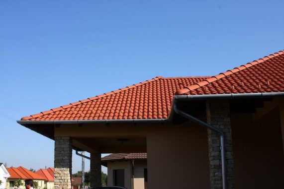 Strecha s betónovou strešnou krytinou Terran Danubia INOVA Tehlovočervená