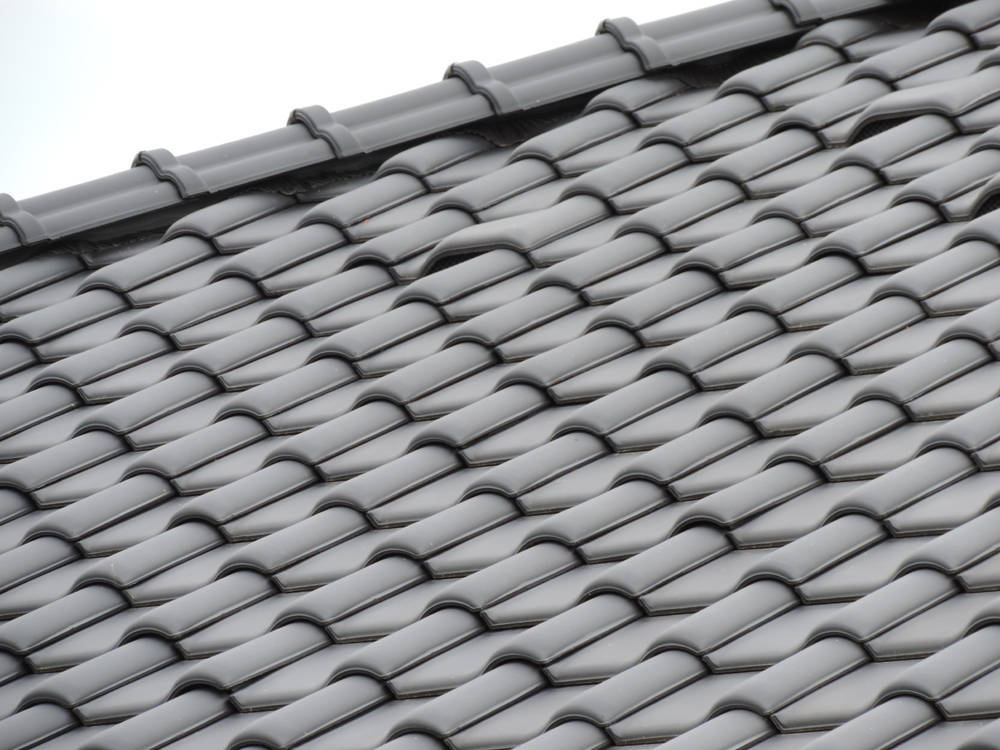 Keramická strešná krytina Röben monza plus antracitová engoba - realizácia strechy hrebeň strechy