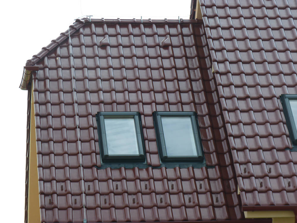 Keramická strešná krytina Röben monza plus gaštanová glazúra - realizácia strechy detail strešné okná