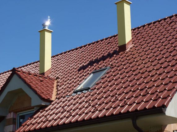 Keramická strešná krytina Röben monza plus gaštanová glazúra - realizácia strechy detail - strešné okno