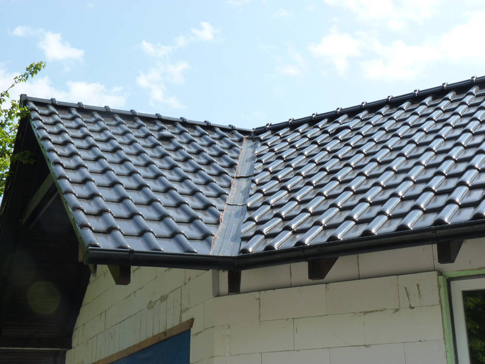 Keramická strešná krytina Röben monza plus tobago glazúra - realizácia strechy úžlabie