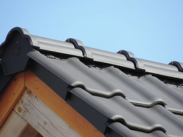 Detail strechy s keramickou škridlou Röben Piemont Antracit
