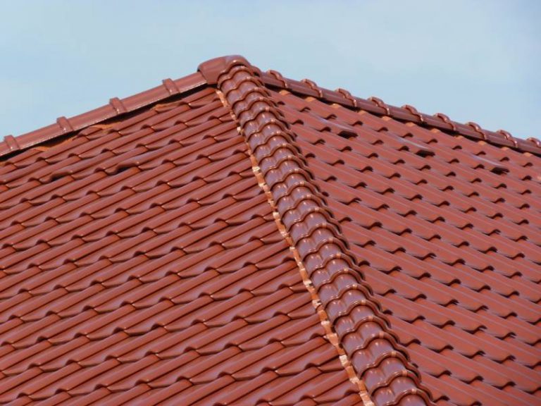 Realizácia strechy s keramickou strešnou krytinou Röben Piemont Gaštanová glazúra