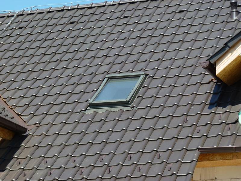 Keramická strešná krytina Röben piemont hnedá engoba - realizácia strechy detail strešné okno