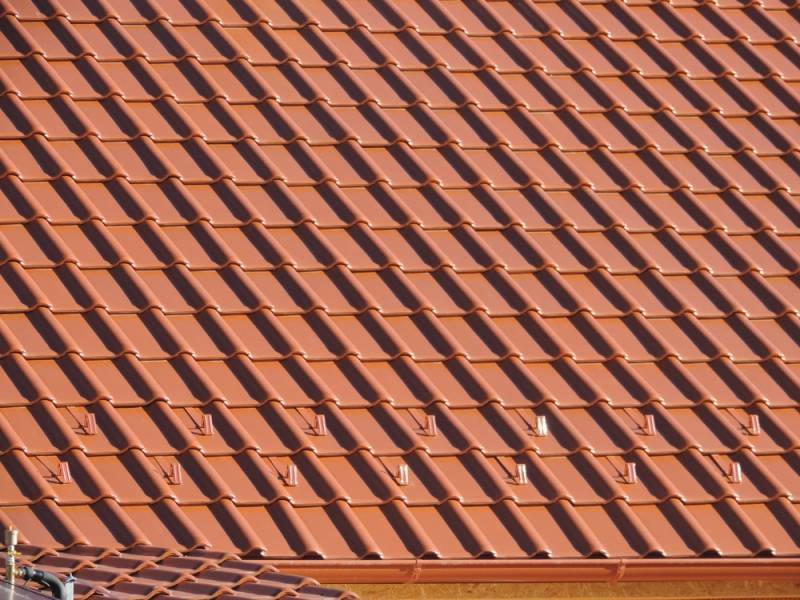 Detail strechy s keramickou škridlou Röben Piemont Medená engoba