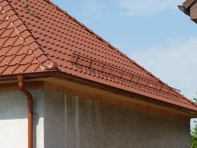 Detail strechy s keramickou škridlou Röben Piemont Medená engoba a snehovou zábranou