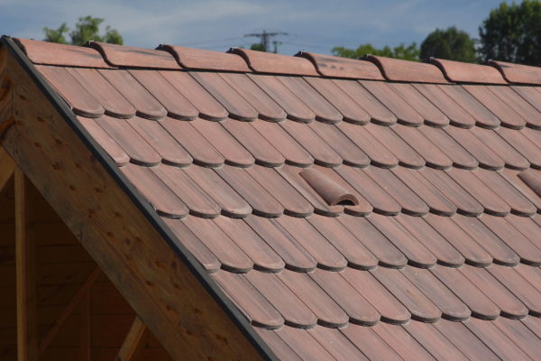 Betónová škridla Terran Rundo antická červená realizácia strechy detail - hrebeň strechy