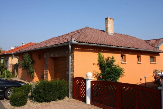 Betónová strešná krytina Terran Coppo antická červená - realizácia strechy