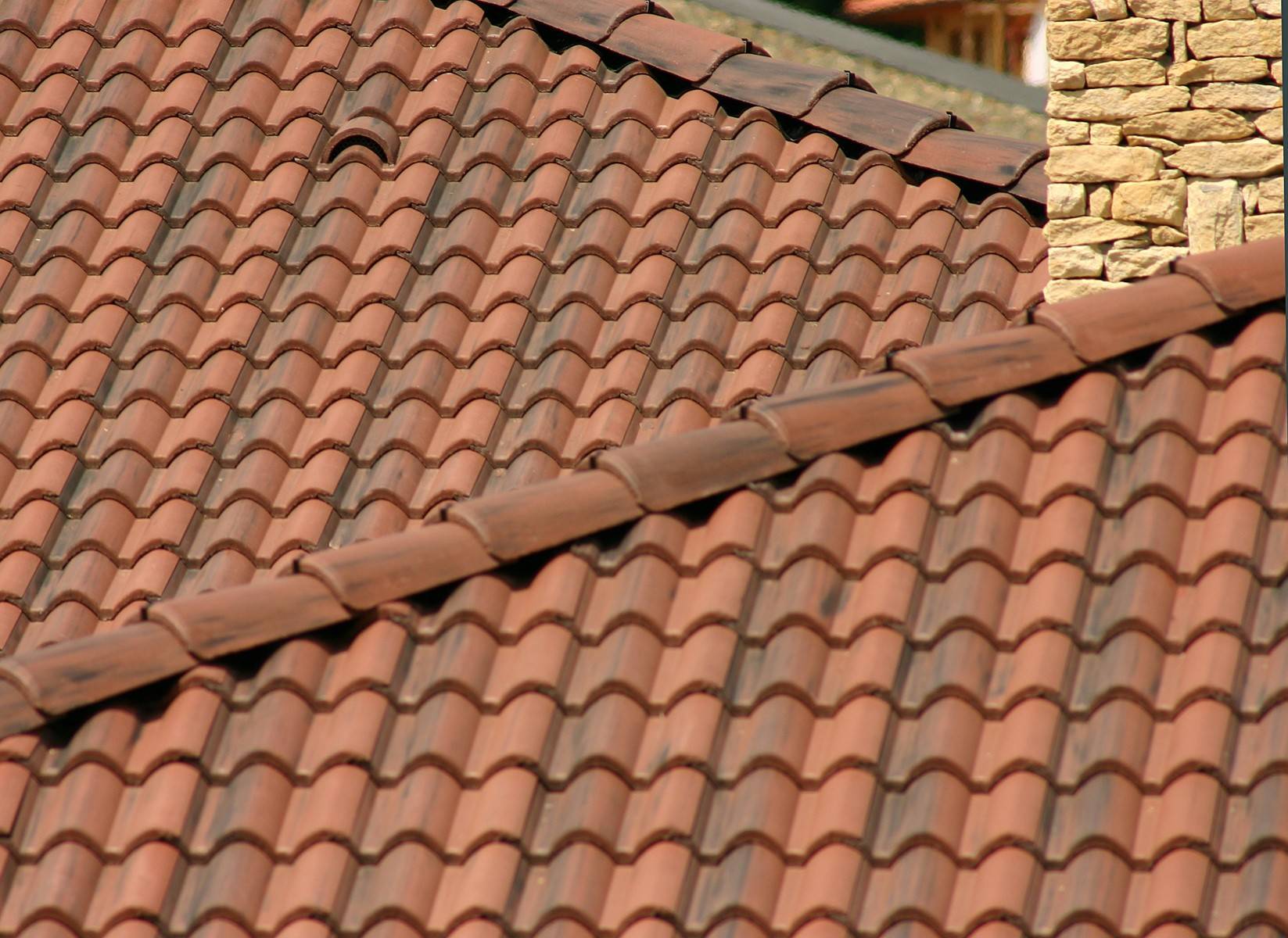 Betónová škridla Terran Coppo antická červená - realizácia strechy detail