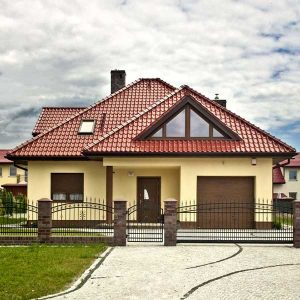 Dom so strešnou krytinou Röben Monza plus - Gaštanová glazúra