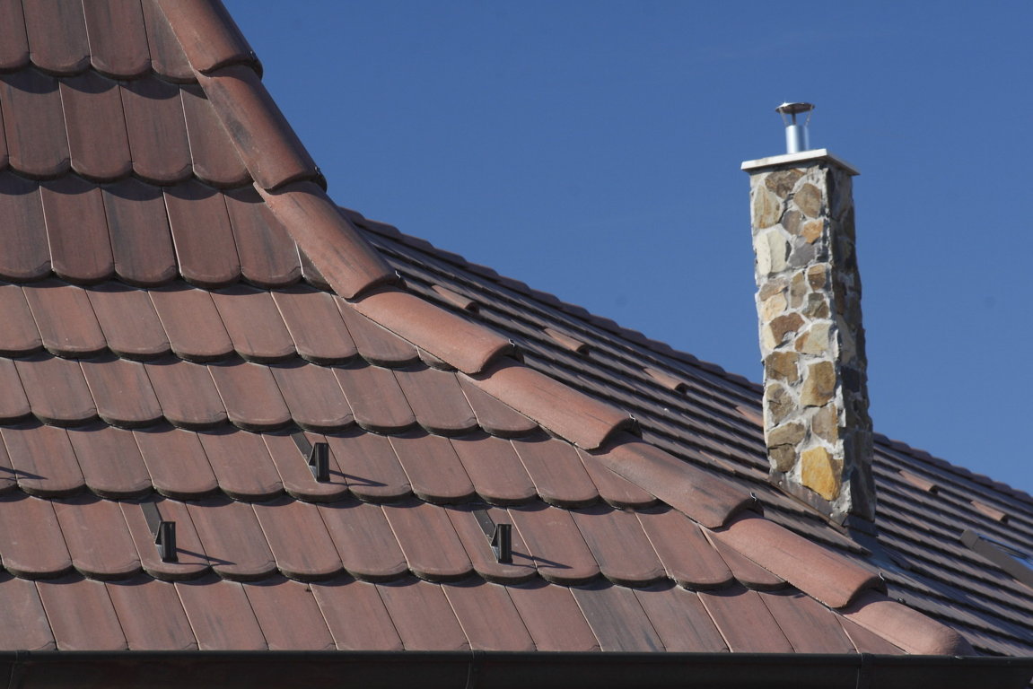 Detail strechy s betónovou škridlou Terran Rundo. Herbenáč a komín