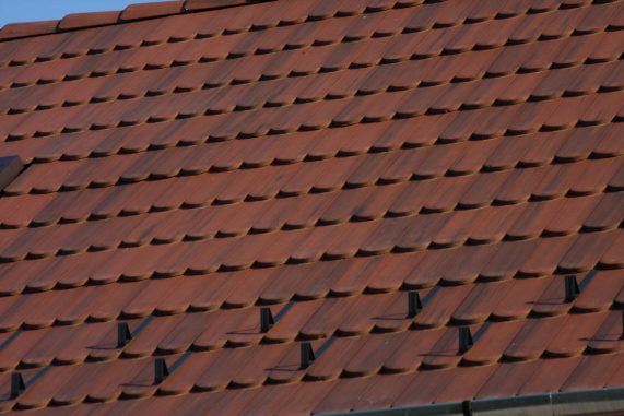 Detail strechy s betónovou strešnou krytinou Terran Rundo