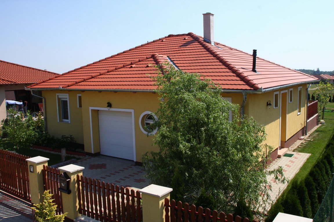 Dom so strechou Terran Rundo INOVA Tehlovočervená