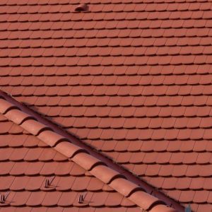 Detail strechy s betónovou škridlou Terran Rundo Tehlovočervená