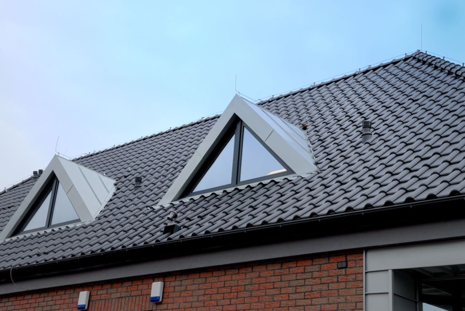 Realizácia strechy s keramickou škridlou Röben Monza plus antracitová engoba