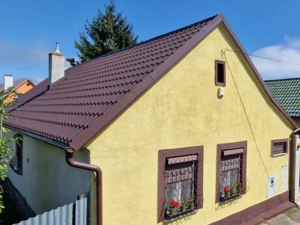 Jednoduchá áčková strecha so strešnou krytinou ROVA Profil