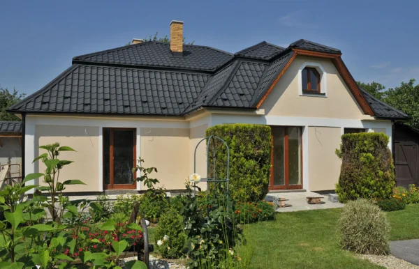 Dom s komplikovanou strechou so strešnou krytinou ROVA Profil