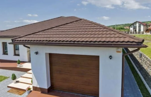 Zastrešenie garáže maloformátovou plechovou strešnou krytinou Rova Roca